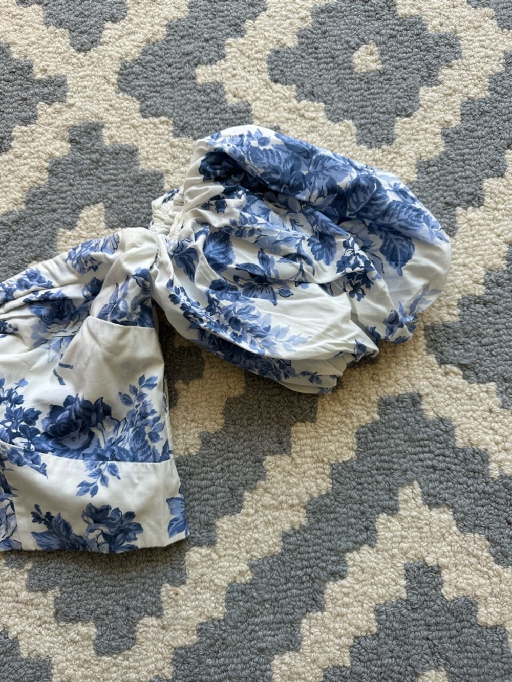 NWT! Abercrombie & Fitch White and Blue Floral TOP, Large - Picture 4 of 9